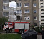 S.Neries gatvėje daugiabučio namo balkone užsidegė padangos