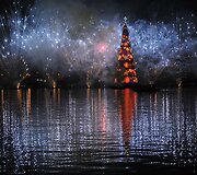 Per Kalėdų eglės įžiebimo ceremoniją miesto dangų nu&scaron;vietė įspūdingas fejerverkų &scaron;ou