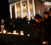 &Scaron;imtai amerikiečių pagerbė per susi&scaron;audymą mokykloje žuvusių žmonių atminimą