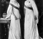 Romanovų dinastijos Rusijos caro Nikolajaus II dukros Olga ir Tatjana 1913 metais