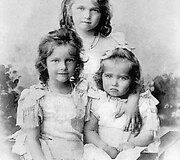 Romanovų dinastijos Rusijos caro Nikolajaus II dukros Olga, Tatjana ir Marija 1901 metais