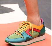 &bdquo;Burberry Prorsum&ldquo; 2015 m. pavasario-vasaros kolekcijos modelis Londono mados savaitėje.