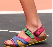 &bdquo;Burberry Prorsum&ldquo; 2015 m. pavasario-vasaros kolekcijos modelis Londono mados savaitėje.