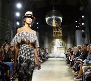 Atviri pečiai Temperley London kolekcijoje