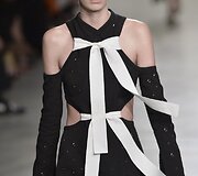 Atviri pečiai Proenza Schouler kolekcijoje