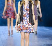 Ra&scaron;tų ir gėlių gausybė Mary Katrantzou kolekcijoje