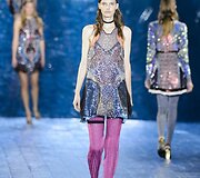 Ra&scaron;tų ir gėlių gausybė Mary Katrantzou kolekcijoje