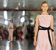 Kaspinai Amanda Wakeley kolekcijoje