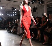 Oranžinės ir rožinės spalvų atspalviai Dion Lee kolekcijoje