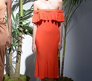 Oranžinės ir rožinės spalvų atspalviai Veronica Beard kolekcijoje