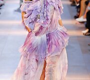 Rauktinukai ir klostės Roberto Cavalli kolekcijoje