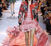 Rauktinukai ir klostės Roberto Cavalli kolekcijoje