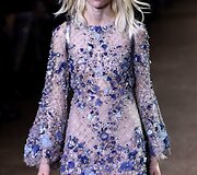 Plačios rankovės Elie Saab kolekcijoje