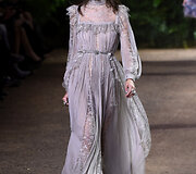 Plačios rankovės Elie Saab kolekcijoje