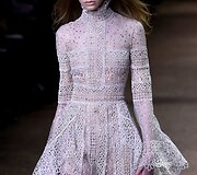 Plačios rankovės Elie Saab kolekcijoje