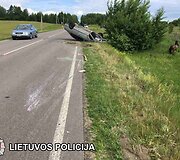 Vilniaus rajone automobilis trenkėsi į arklio traukiamą vežimą