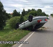 Vilniaus rajone automobilis trenkėsi į arklio traukiamą vežimą