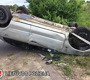 Vilniaus rajone automobilis trenkėsi į arklio traukiamą vežimą