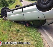 Vilniaus rajone automobilis trenkėsi į arklio traukiamą vežimą
