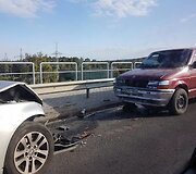 Kaune ant hidroelektrinės tilto susidūrė trys automobiliai