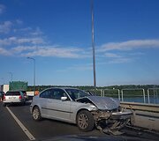 Kaune ant hidroelektrinės tilto susidūrė trys automobiliai
