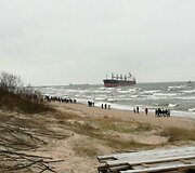 Būrys smalsuolių, susirinko pažiūrėti įstrigusio &bdquo;Ocean Crown&ldquo; laivo