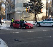 Avarija Pamėnkalnio gatvėje Vilniuje: &bdquo;Honda&ldquo; rėžėsi į stulpą