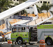 Floridoje sugriuvo pėsčiųjų tiltas