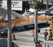 Floridoje sugriuvo pėsčiųjų tiltas