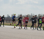 &Scaron;iauliuose vyko tradicinis bėgimas naikintuvų kilimo-tūpimo taku &bdquo;Runway Run 2018&ldquo;