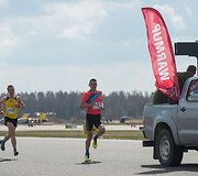 &Scaron;iauliuose vyko tradicinis bėgimas naikintuvų kilimo-tūpimo taku &bdquo;Runway Run 2018&ldquo;