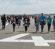 &Scaron;iauliuose vyko tradicinis bėgimas naikintuvų kilimo-tūpimo taku &bdquo;Runway Run 2018&ldquo;