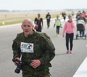 &Scaron;iauliuose vyko tradicinis bėgimas naikintuvų kilimo-tūpimo taku &bdquo;Runway Run 2018&ldquo;