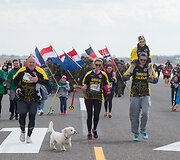 &Scaron;iauliuose vyko tradicinis bėgimas naikintuvų kilimo-tūpimo taku &bdquo;Runway Run 2018&ldquo;