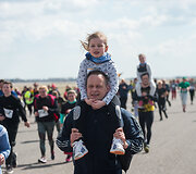 &Scaron;iauliuose vyko tradicinis bėgimas naikintuvų kilimo-tūpimo taku &bdquo;Runway Run 2018&ldquo;