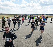 &Scaron;iauliuose vyko tradicinis bėgimas naikintuvų kilimo-tūpimo taku &bdquo;Runway Run 2018&ldquo;