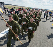 &Scaron;iauliuose vyko tradicinis bėgimas naikintuvų kilimo-tūpimo taku &bdquo;Runway Run 2018&ldquo;