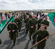 &Scaron;iauliuose vyko tradicinis bėgimas naikintuvų kilimo-tūpimo taku &bdquo;Runway Run 2018&ldquo;