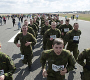 &Scaron;iauliuose vyko tradicinis bėgimas naikintuvų kilimo-tūpimo taku &bdquo;Runway Run 2018&ldquo;