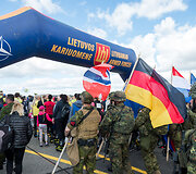 &Scaron;iauliuose vyko tradicinis bėgimas naikintuvų kilimo-tūpimo taku &bdquo;Runway Run 2018&ldquo;