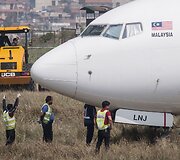 Nepale keleivinis lėktuvas nuslydo nuo pakilimo tako