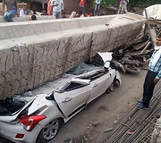 Indijoje sugriuvo viadukas