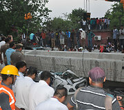 Indijoje sugriuvo viadukas