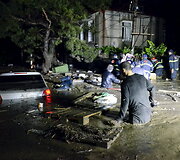 Potvynis Tbilisyje nusine&scaron;ė 10 žmonių gyvybes, mieste bla&scaron;kosi liūtai, tigrai, vilkai ir me&scaron;kos
