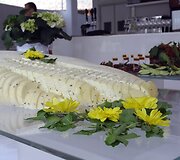 Lietuviai &bdquo;EXPO&ldquo; parodoje lankytojus vilioja maistu: &scaron;akočiais, sūriu, cepelinais