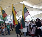 Lietuviai &bdquo;EXPO&ldquo; parodoje lankytojus vilioja maistu: &scaron;akočiais, sūriu, cepelinais