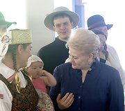 Lietuviai &bdquo;EXPO&ldquo; parodoje lankytojus vilioja maistu: &scaron;akočiais, sūriu, cepelinais