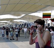 Lietuviai &bdquo;EXPO&ldquo; parodoje lankytojus vilioja maistu: &scaron;akočiais, sūriu, cepelinais