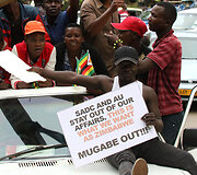 De&scaron;imtys tūkstančių demonstrantų Zimbabvėje reikalauja R.Mugabe atsistatydinimo