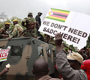 De&scaron;imtys tūkstančių demonstrantų Zimbabvėje reikalauja R.Mugabe atsistatydinimo